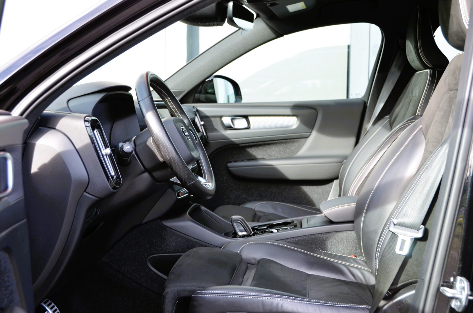 VOLVO XC40 T2 R-Design * BLACK Edition *