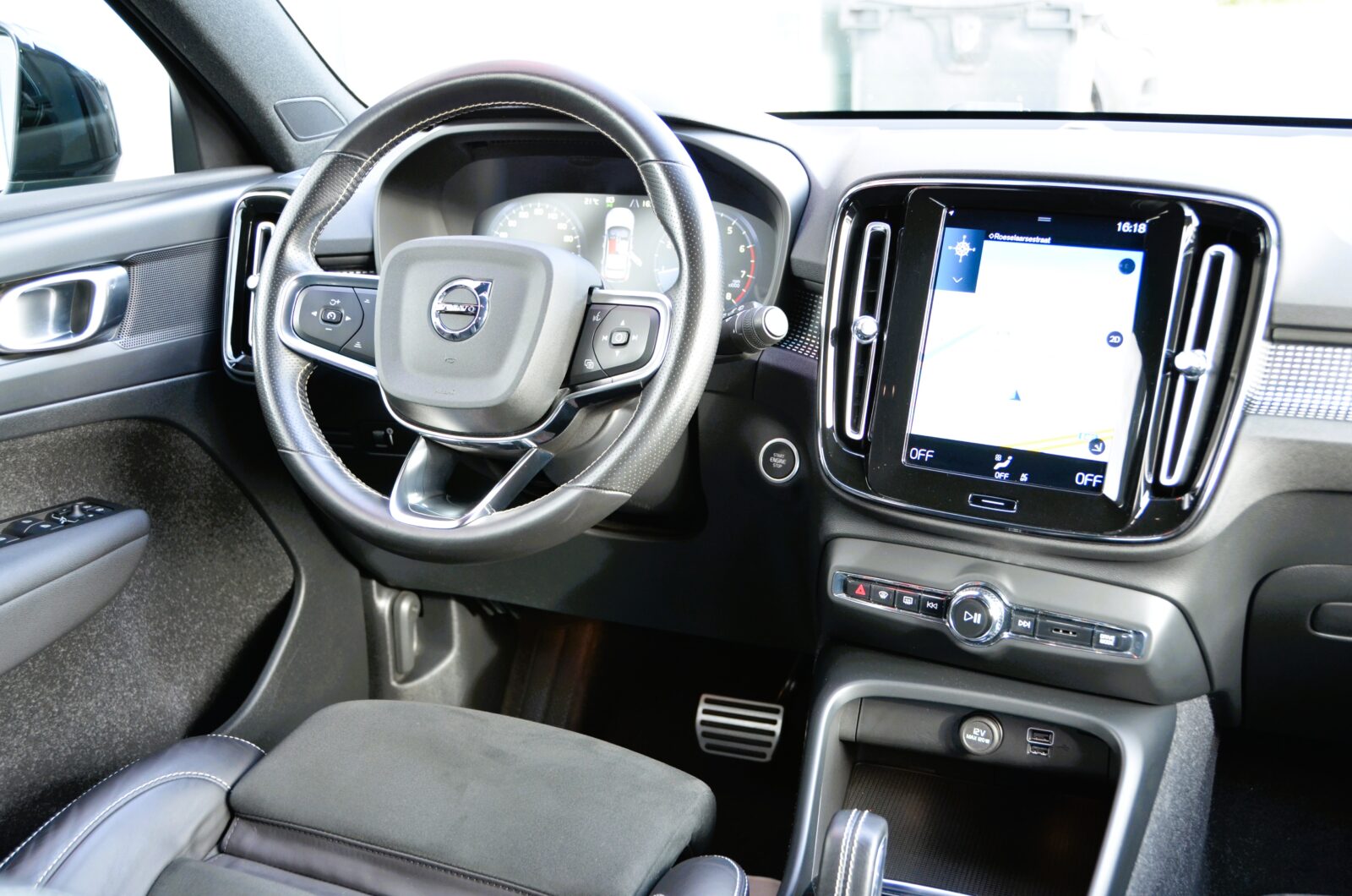 VOLVO XC40 T2 R-Design * BLACK Edition *